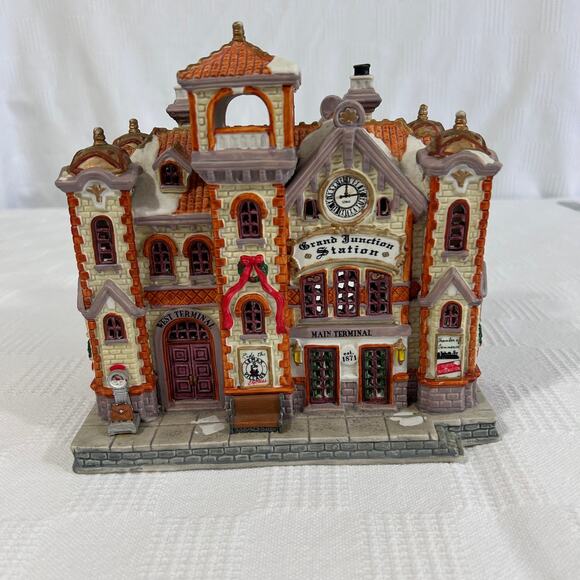 Lemax Caddington Village Grand Junction Station Porcelain Light House Christmas - Picture 2 of 10